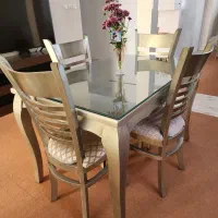 میز ناهار خوری 6 نفره با 4 صندلی‌