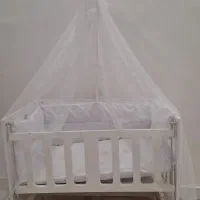 گهواره و تخت کنار مادر