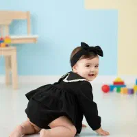 همکار خانم در فروشگاه کودک