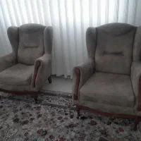 مبل هفت نفره روکش چرم با سه عدد میز بفروش می‌رسد