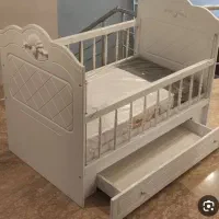 تخت کنار مادر