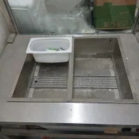 تعدادی وسایل مغازه مواد غذایی به فروش میرسد