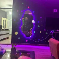 آینه قدی دفرمه نور بنفش