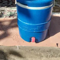 بخاری.  شومینه  و یک کلمن اب