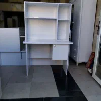 میز تحریر و کتابخانه
