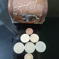 تعدادی سکه قدیمی وجعبه کوچک جواهرات