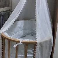 تخت کودک کنار مادر در حد نو