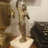 شمعدان زن برنزی آنتیک با پایه سنگ مرمر