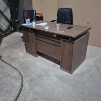 تعدادی میز و صندلی اداری یکجا یا تک