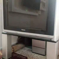 دو عدد تلویزیون قدیمی