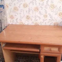 کتابخانه همراه با میز کامپیوتر