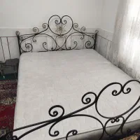 تخت دو نفره فرفورژه با تشک طبی فنری