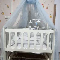 تخت کنار مادری گهواره شو نوزادی
