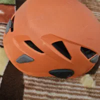 کلاه سنگنوردی برند. petzl