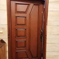 دو عدد درب چپ و راست چوبی ورودی آپارتمان