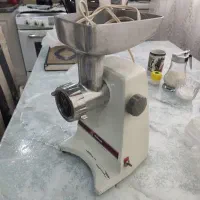 چرخ گوشت مارک ناسیونال  نیاز به تیغ تیزو نو دارد