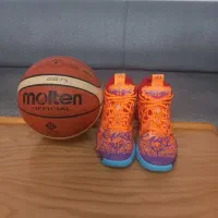 توپ و کتونی حرفه ای بسکتبال