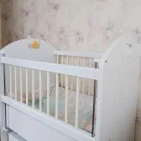 تخت کنار مادر