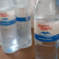 بطری اب معدنی و نوشابه