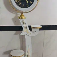 ساعت ایستاده کنار سالنی