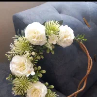 حلقه گل پشت دری