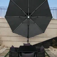 سایبان چتر پایه کنار باغی پارکی ویلایی تاشو متحرک