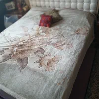 تخت خواب دو نفره همراه با میز توالت و دو پاتختی