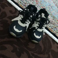 کتونی مشکی حاشیه های کرم|کیف، کفش، کمربند|اقبالیه, |دیوار