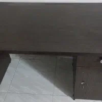 میز مدیریت و کتابخانه