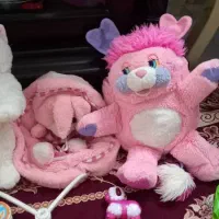 تعدادی اسباب بازی وکوله پشتی بچه گانه