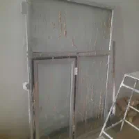 پنجره آلومینیوم سالم با شیشه