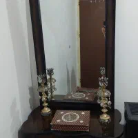 میز و آینه و شمعدان