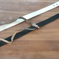 تعداد زیادی کمربندهای بچگانه با سگک های متنوع