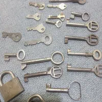 تعدادی قفل وکلید قدیمی|کلکسیون اشیاء عتیقه|کرمان, |دیوار