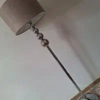 آباژور ایستاده کنار سالنی