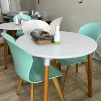 میز غذاخوری رستورانی در حد نو