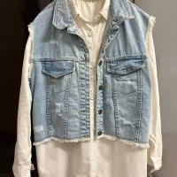 جلیقه لی و پیراهن سفید