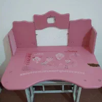 یک عدد میز تحریر بدون صندلی