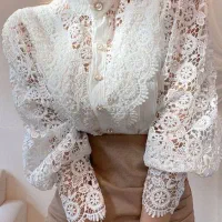 مقداری لباس به نیازمند اهدا میگردد