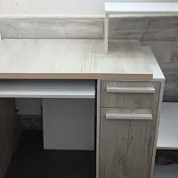 میز کامپیوتر بسیار تمیز نو