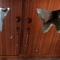 دو عدد کمد و یک میز کامپیوتر قدیمی