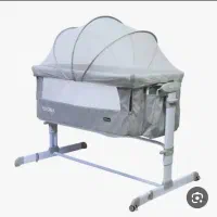 تخت و گهواره کنار مادر