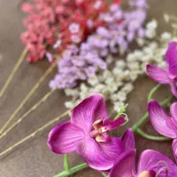 شاخه‌های زیبای تزئینی و ارکیده مصنوعی