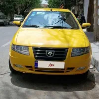 راننده با خودرو تاکسی