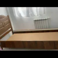 تخت خواب یک نفره در حد نو همراه یک تشک یک نفره