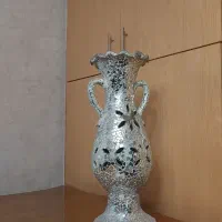 گلدان کنار سالنی آینه کاری شده