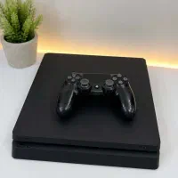 پلی استیشن  4 با دو دسته اصلی درحد  PS4