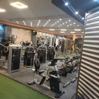 تمرین بدنسازی و تناسب اندام در باشگاه مجهز