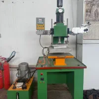 دستگاه کلیشه زن و تعدادی چرخ خیاطی