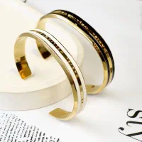 انواع اکسسوری گردنبد . دستبند . گوشواره . نیم ست